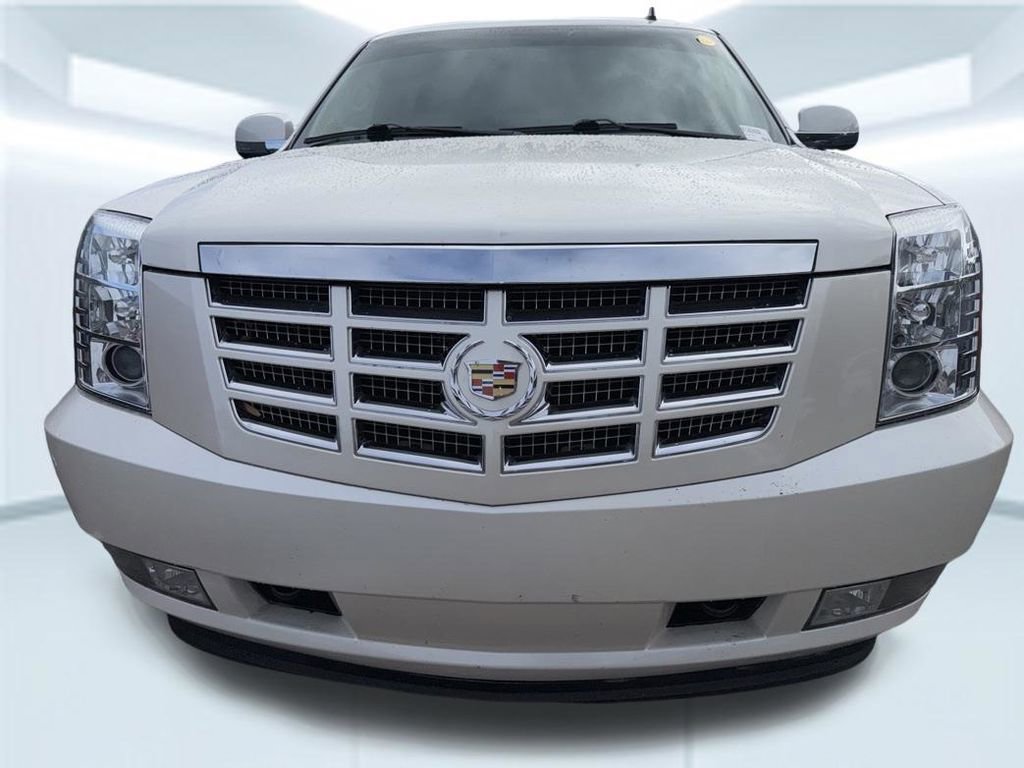 Used 2013 Cadillac Escalade Luxury RWD image 2