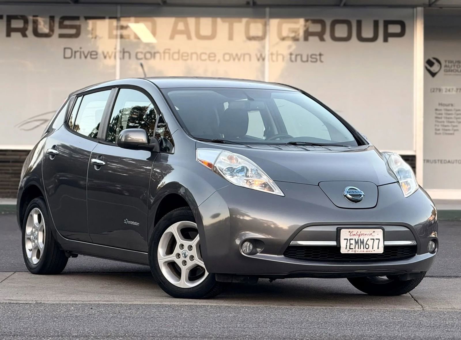 Used 2014 Nissan Leaf SV w/ LED & Quick Charge Package FWD image 2