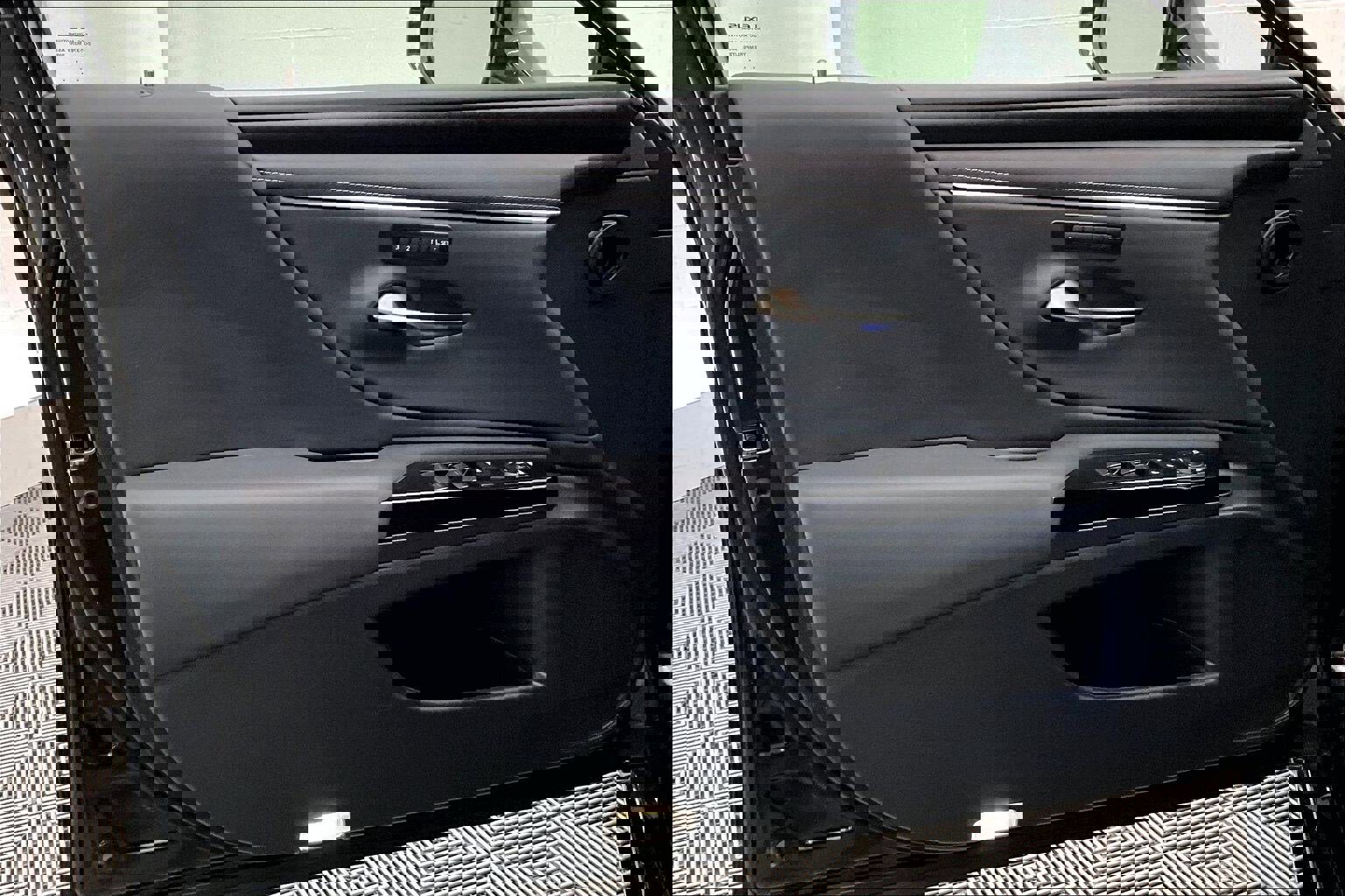 Used 2025 Lexus ES 300h w/ Premium Package image 23