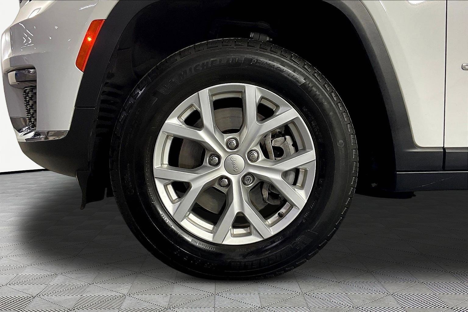 Used 2023 Jeep Grand Cherokee L Limited AWD/4WD image 33