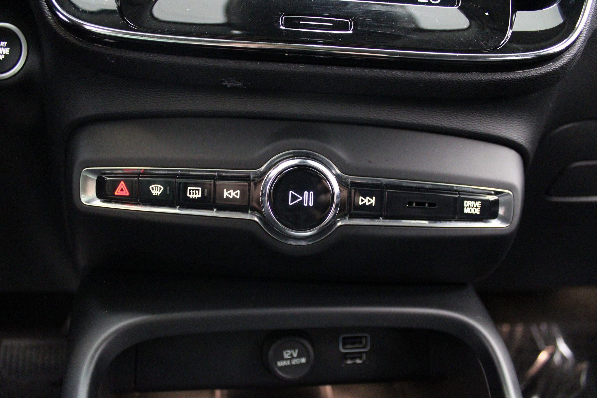 Used 2021 Volvo XC40 T5 Momentum image 42