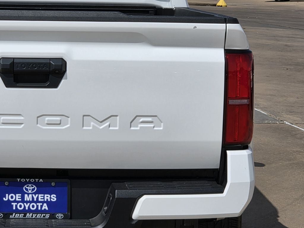 Used 2025 Toyota Tacoma SR5 AWD/4WD image 9