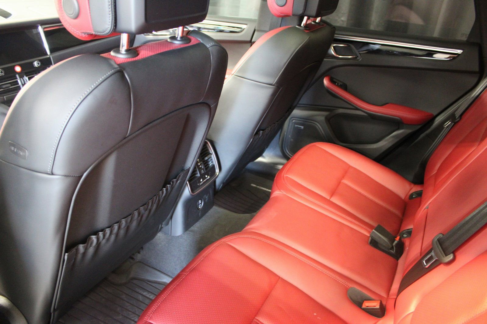 Certified 2025 Porsche Macan image 5