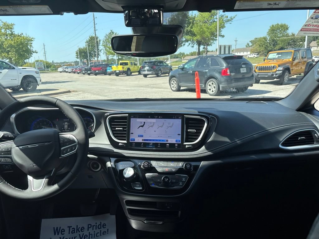 New 2027 Chrysler Pacifica Select FWD image 2