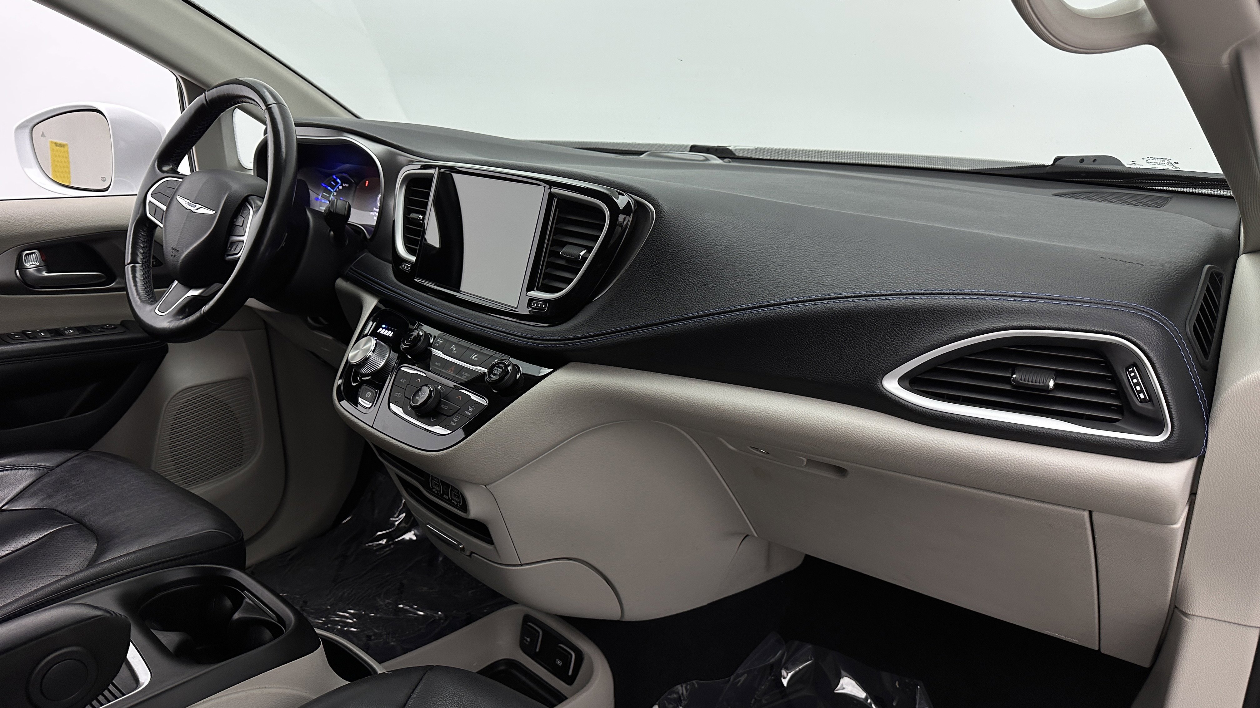 Used 2021 Chrysler Pacifica Touring-L FWD image 36