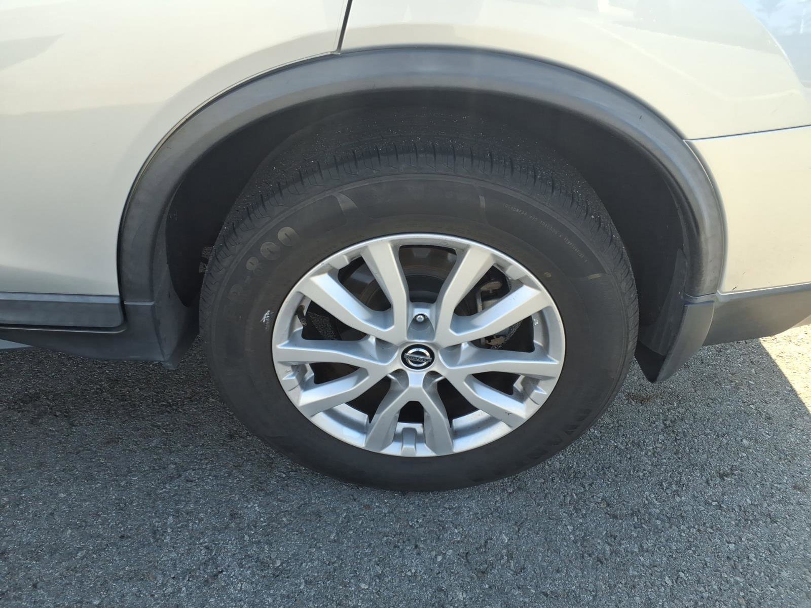 Used 2018 Nissan Rogue SV w/ Premium Package image 3