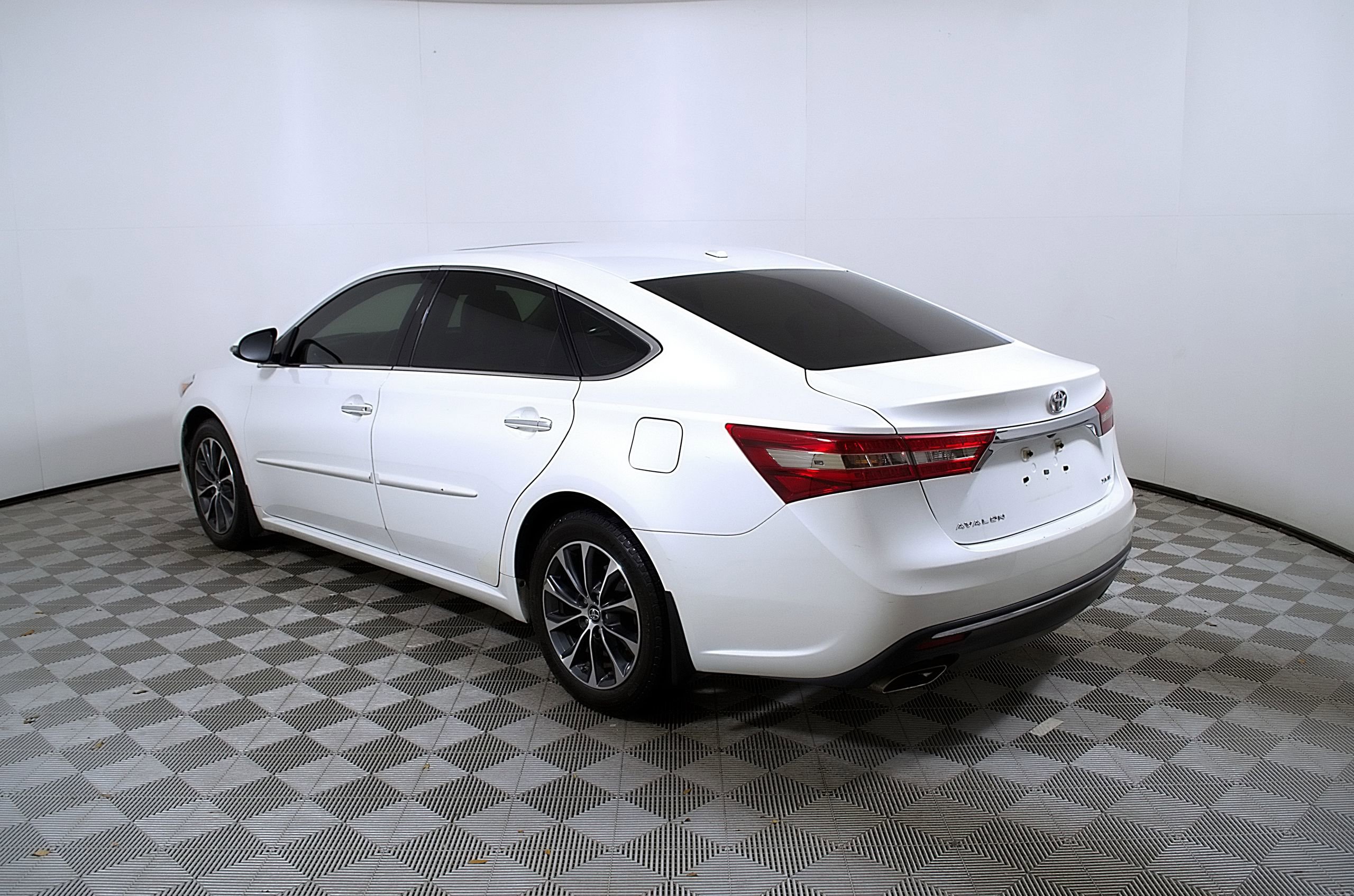 Used 2017 Toyota Avalon XLE Premium FWD image 9