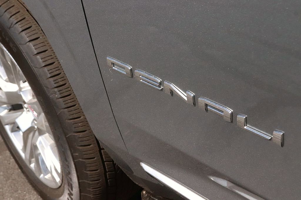 Used 2025 GMC Yukon XL Denali AWD/4WD image 9