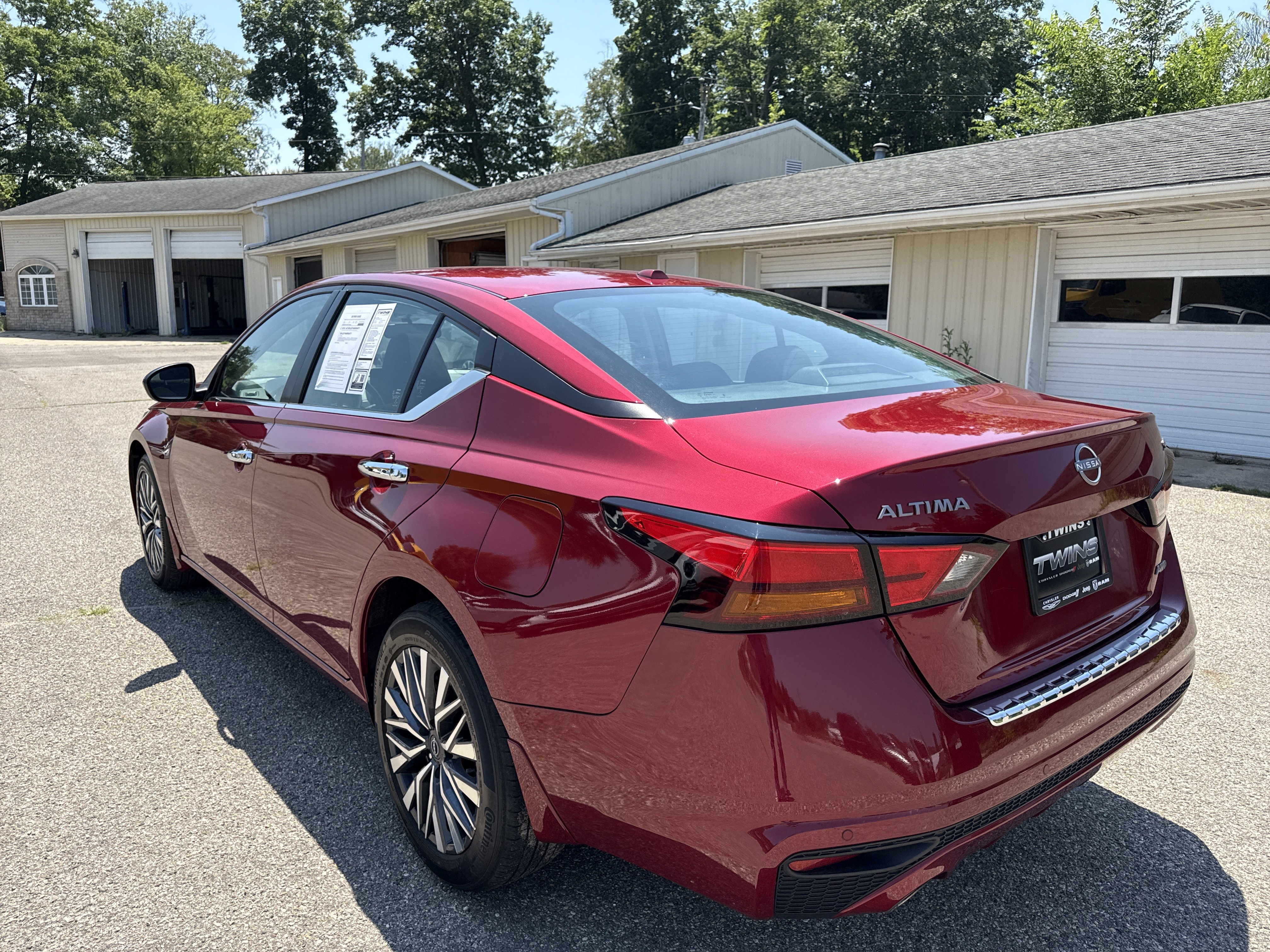 Used 2023 Nissan Altima 2.5 SV w/ SV Premium Package AWD/4WD image 9