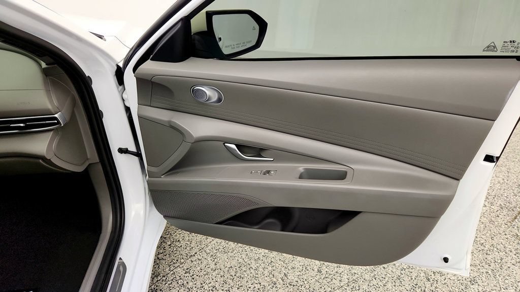 Used 2024 Hyundai Elantra SE FWD image 24