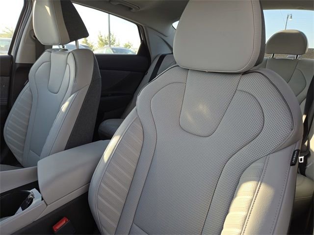 New 2025 Hyundai Elantra Limited image 18