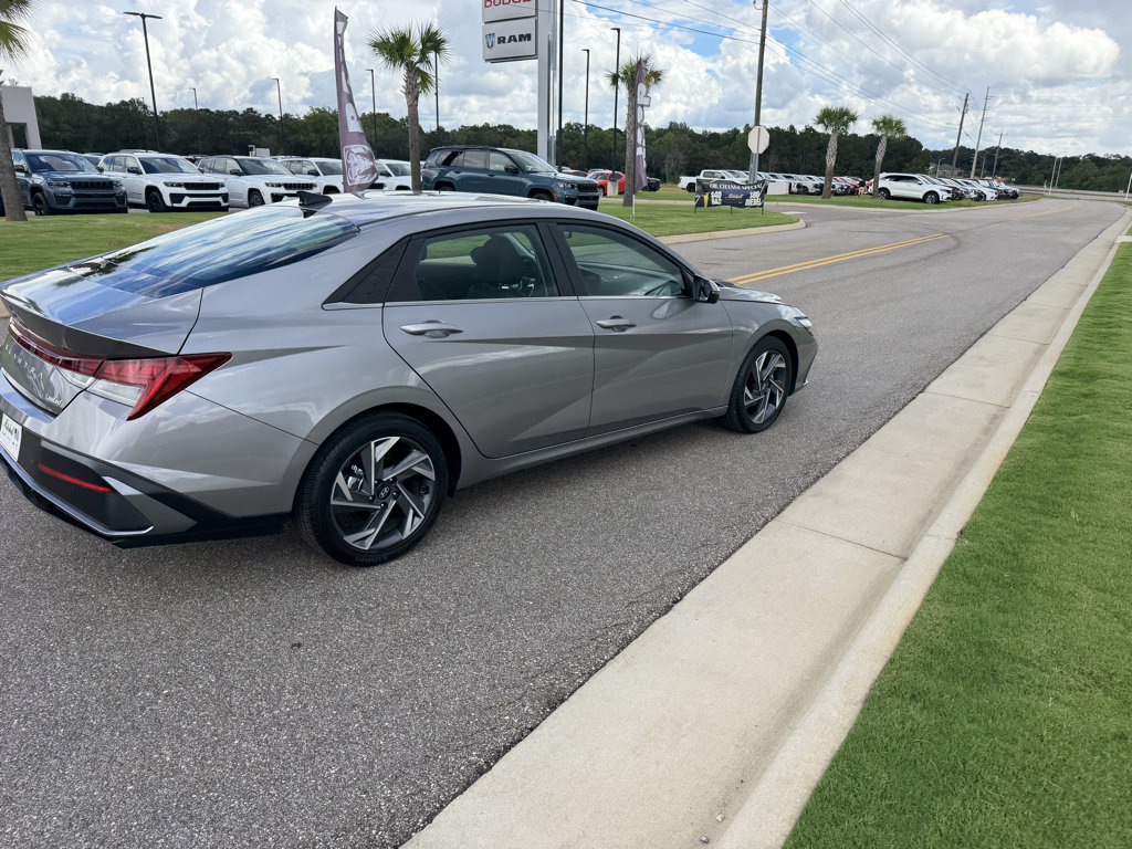 Used 2024 Hyundai Elantra Limited FWD image 5