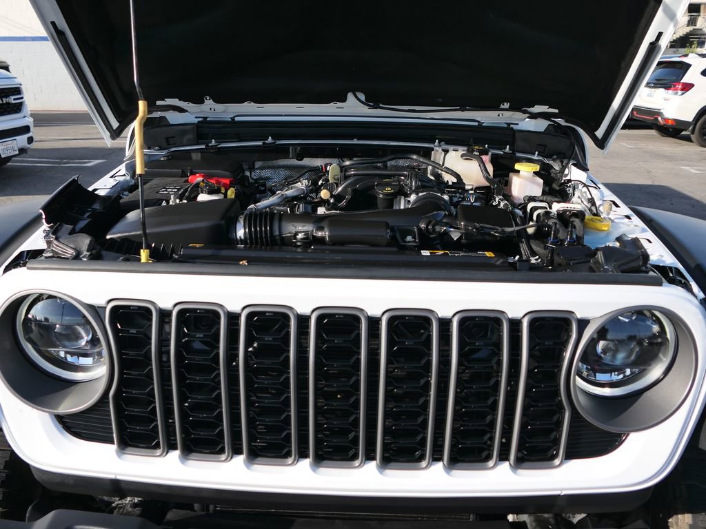 Used 2025 Jeep Gladiator Mojave w/ Convenience Group AWD/4WD image 28