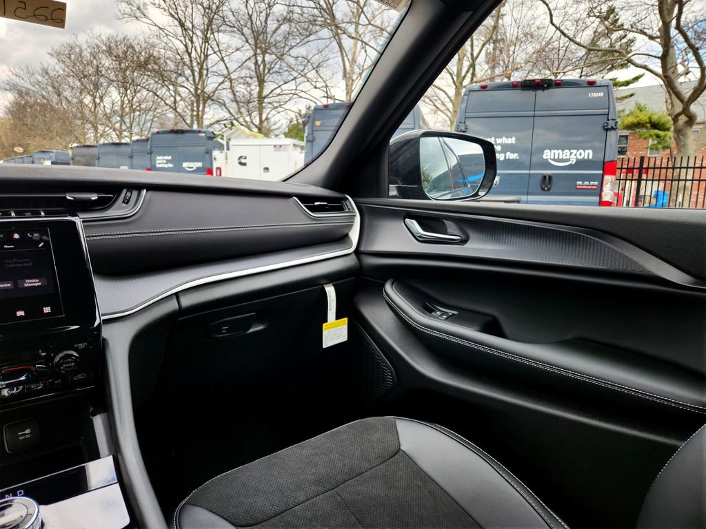 New 2025 Jeep Grand Cherokee L Laredo image 24