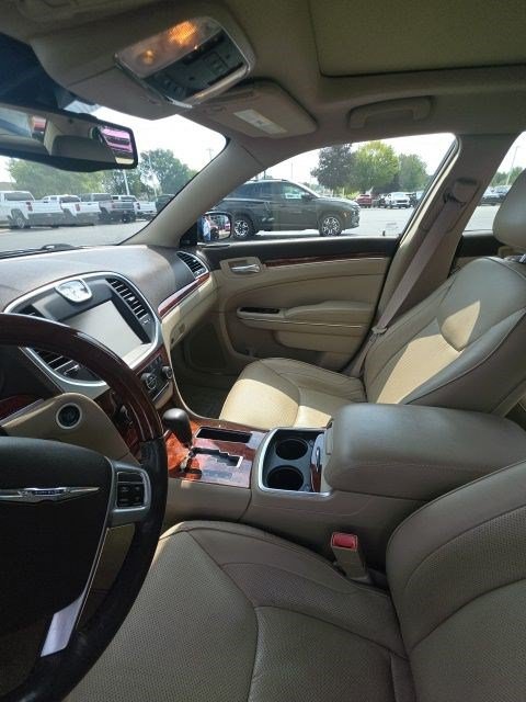 Used 2011 Chrysler 300 C RWD image 10