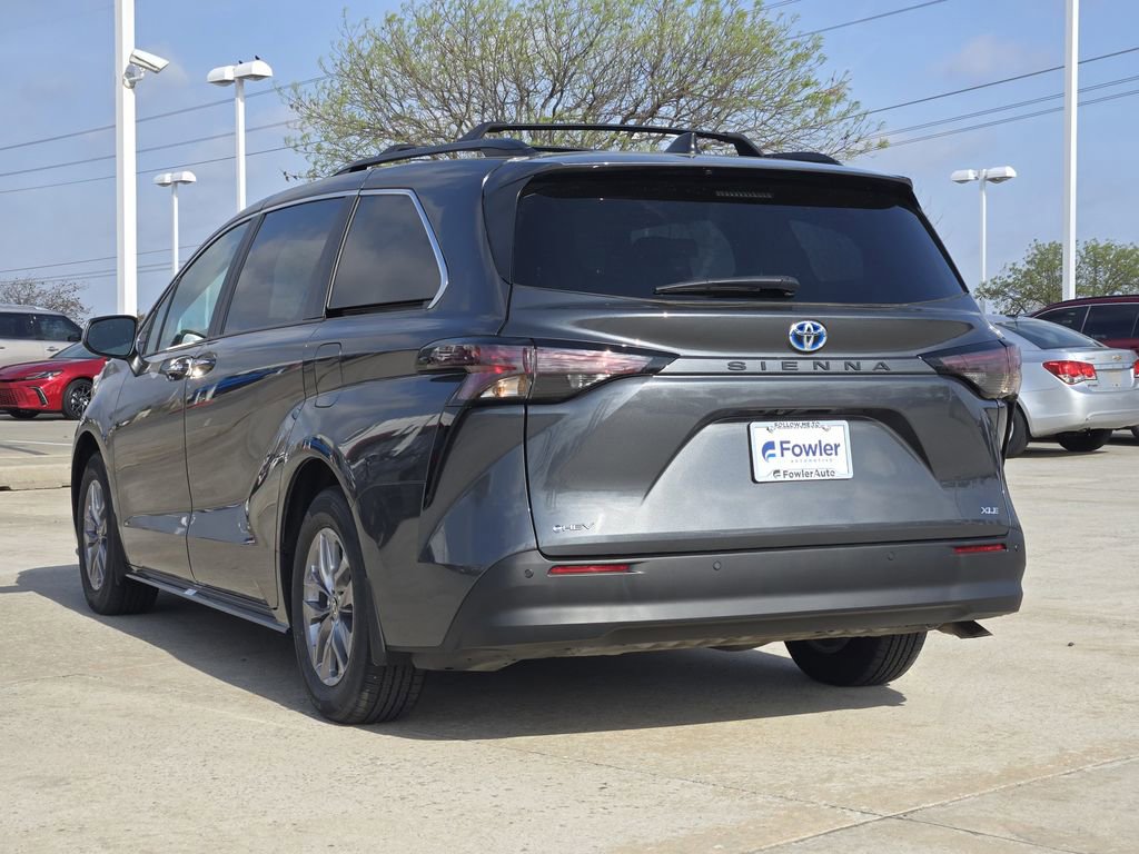 Used 2025 Toyota Sienna XLE w/ XLE Plus Package image 5