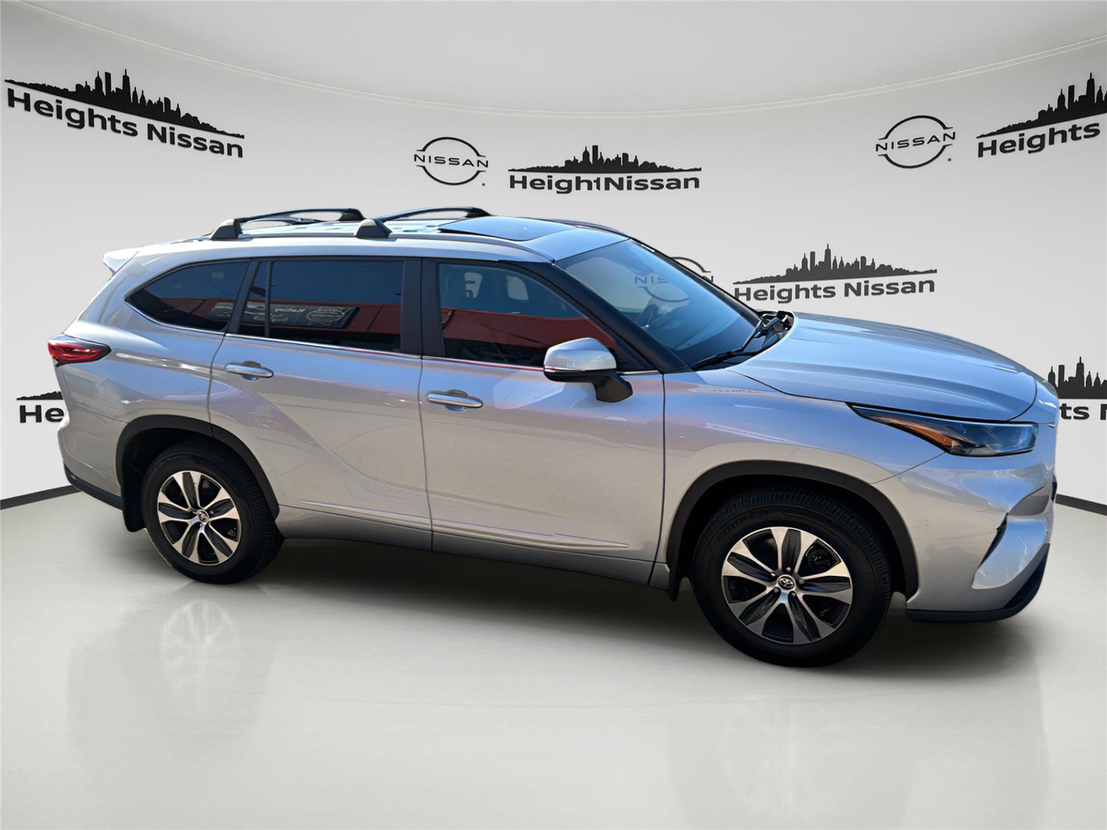 Used 2023 Toyota Highlander XLE AWD/4WD image 7