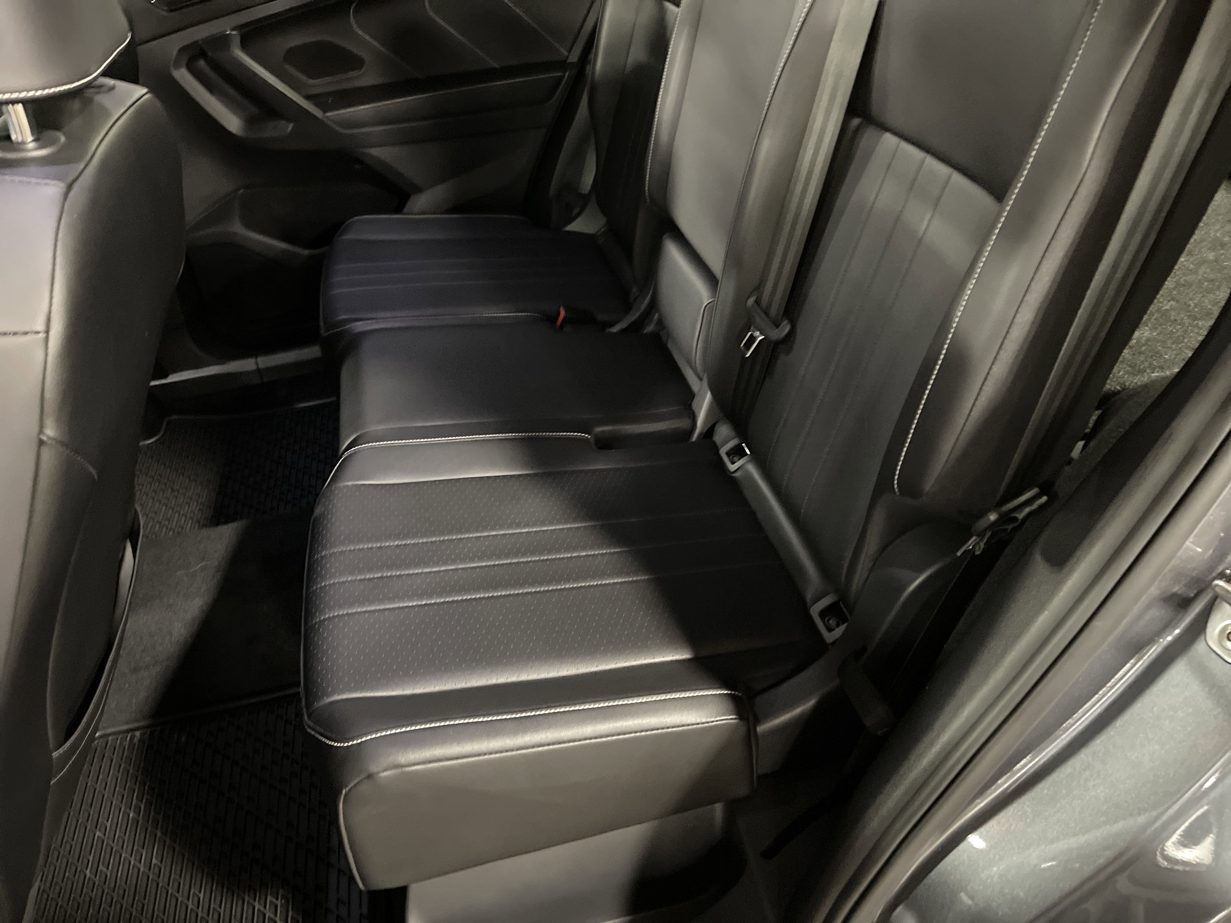 Used 2022 Volkswagen Tiguan SE R-Line image 12