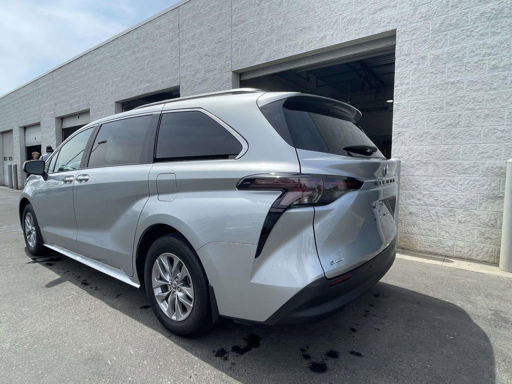 Used 2025 Toyota Sienna XLE image 11