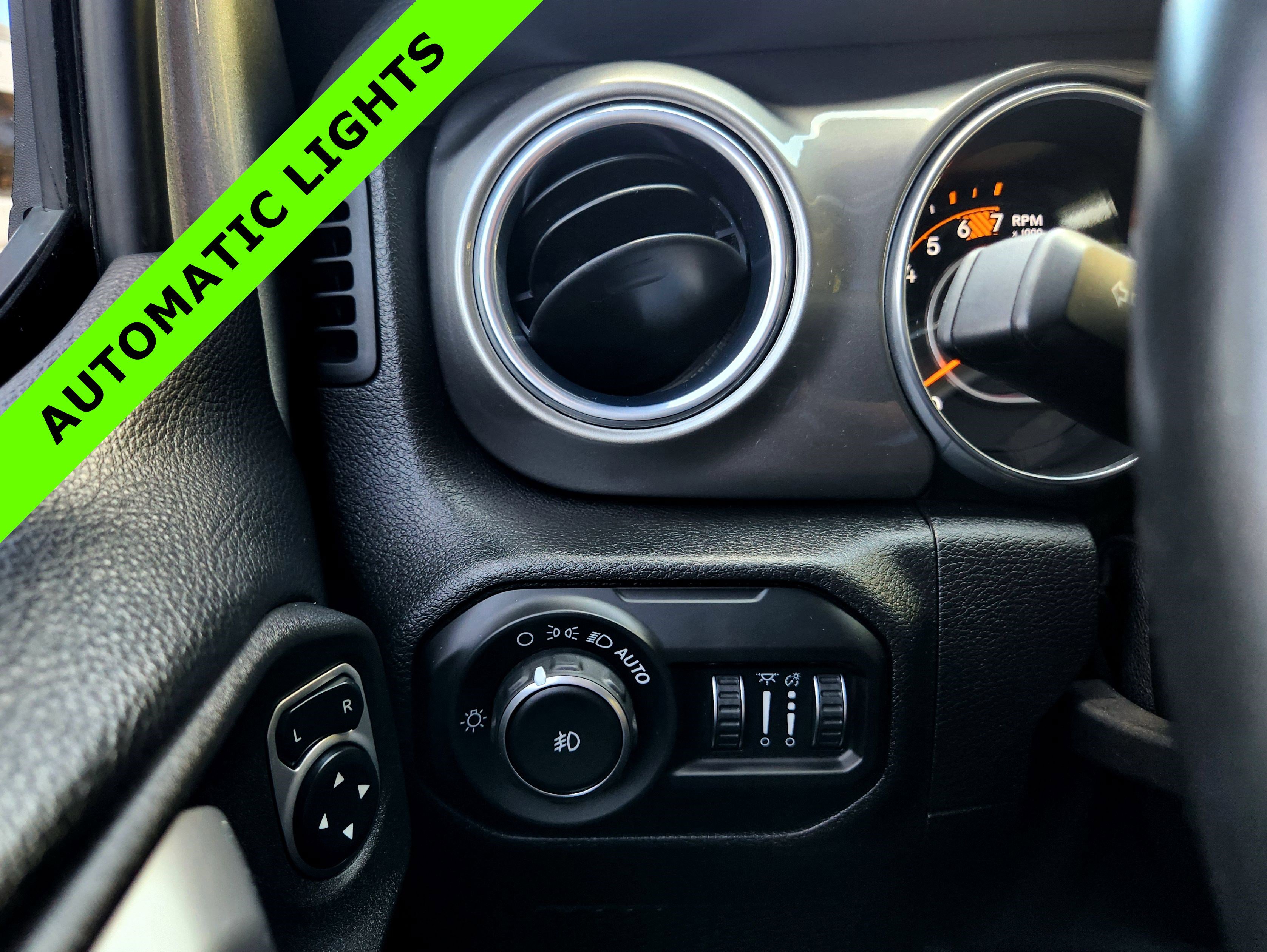 Used 2018 Jeep Wrangler Unlimited Sahara image 13