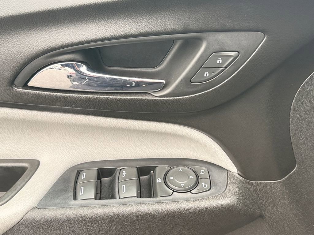 Used 2019 Chevrolet Equinox LS image 11