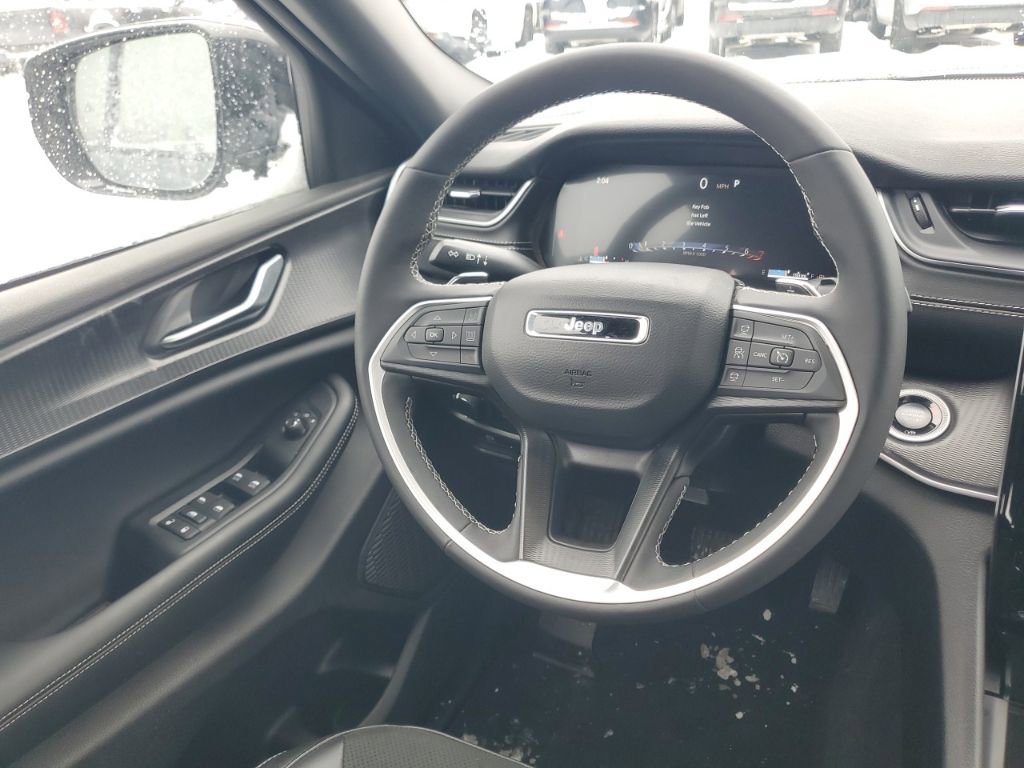 Used 2025 Jeep Grand Cherokee Altitude image 7