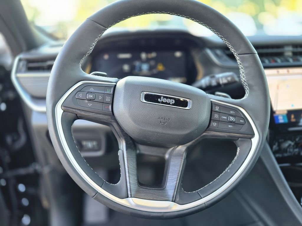 Used 2025 Jeep Grand Cherokee L Limited w/ Black Appearance Package image 18