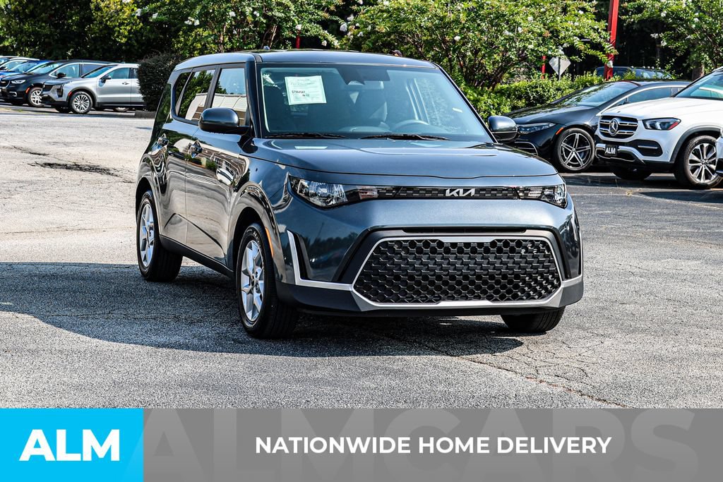 Used 2025 Kia Soul LX w/ LX Technology Package FWD image 4