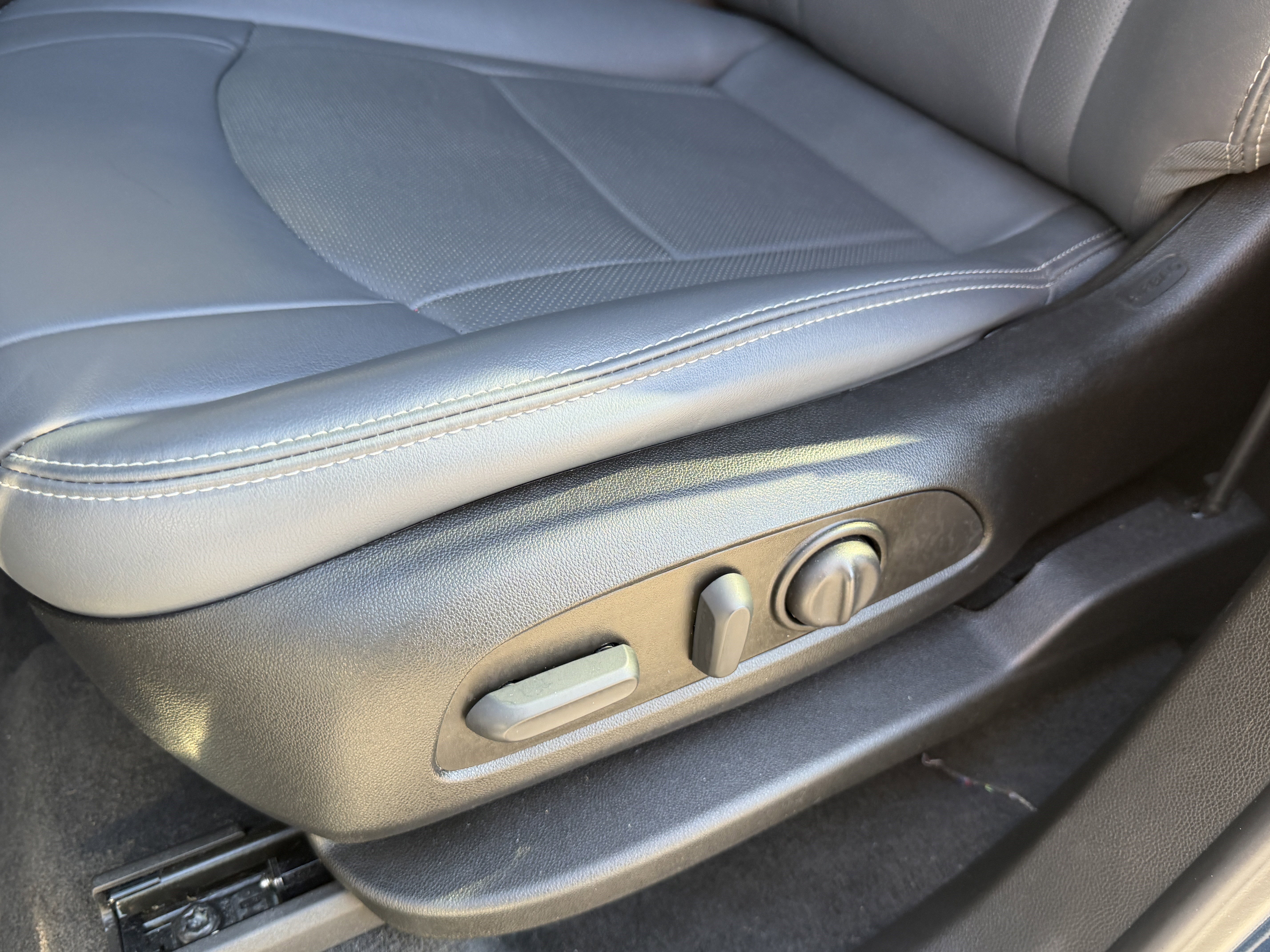 Used 2023 Buick Enclave Essence image 12