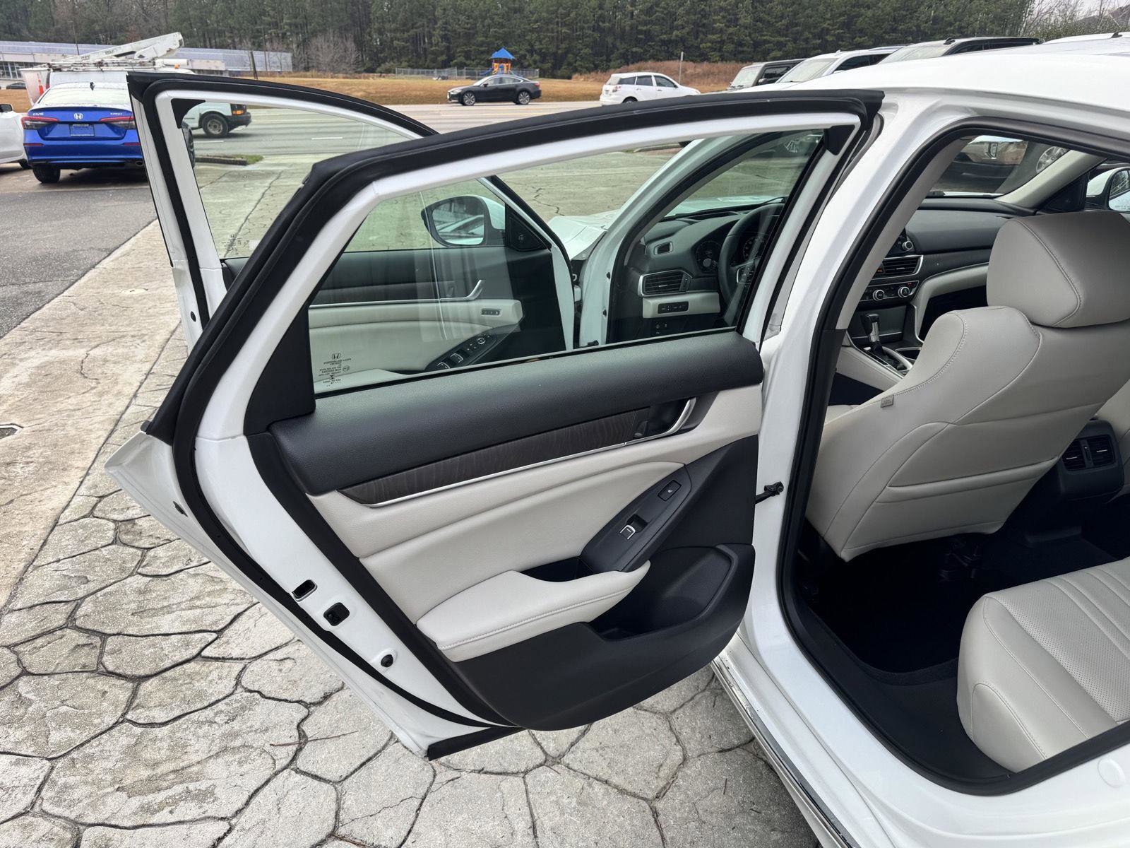 Used 2018 Honda Accord Touring image 8