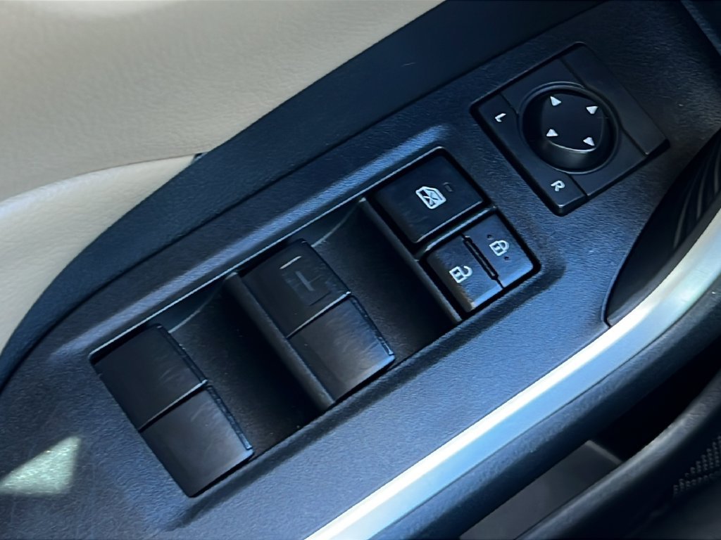 Used 2022 Toyota RAV4 LE AWD/4WD image 18