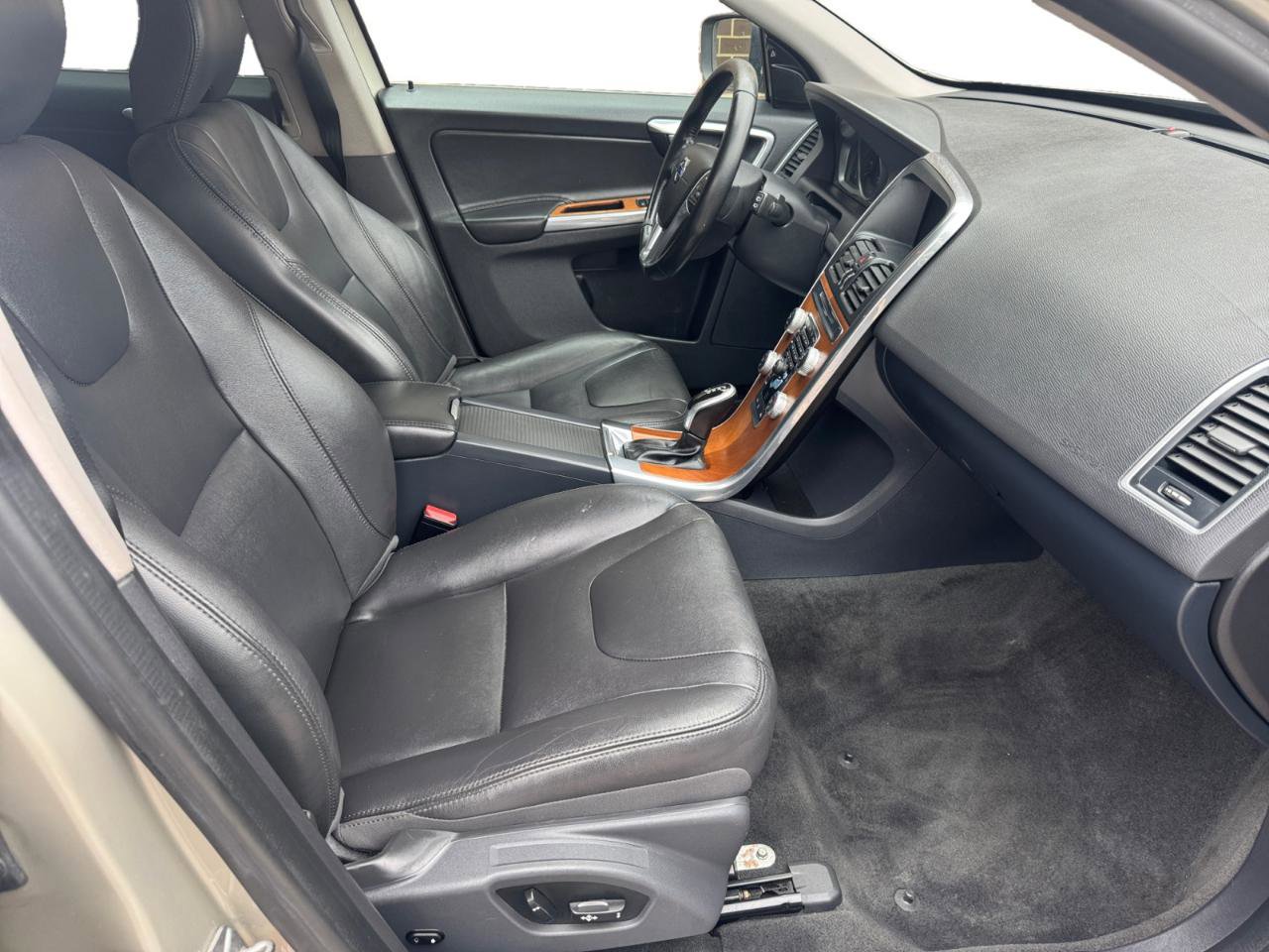 Used 2017 Volvo XC60 T5 Inscription image 12