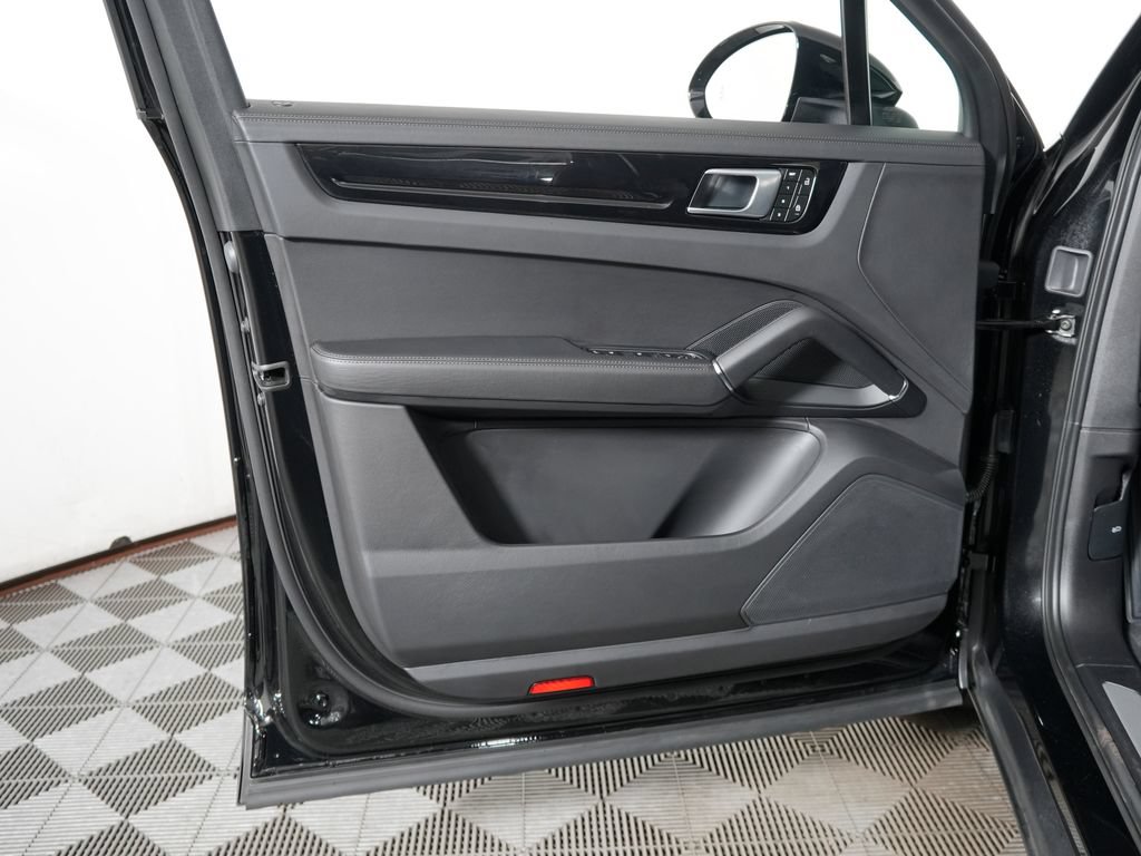 Certified 2023 Porsche Cayenne AWD/4WD image 18