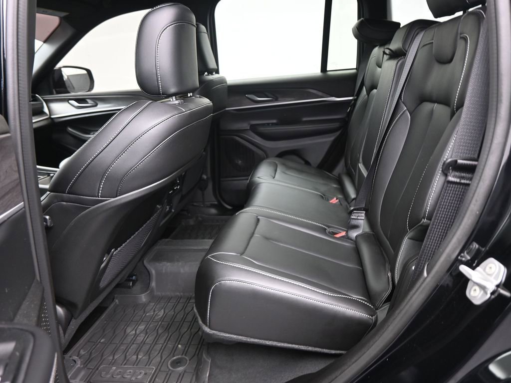 Used 2025 Jeep Grand Cherokee Limited w/ Black Appearance Package image 14