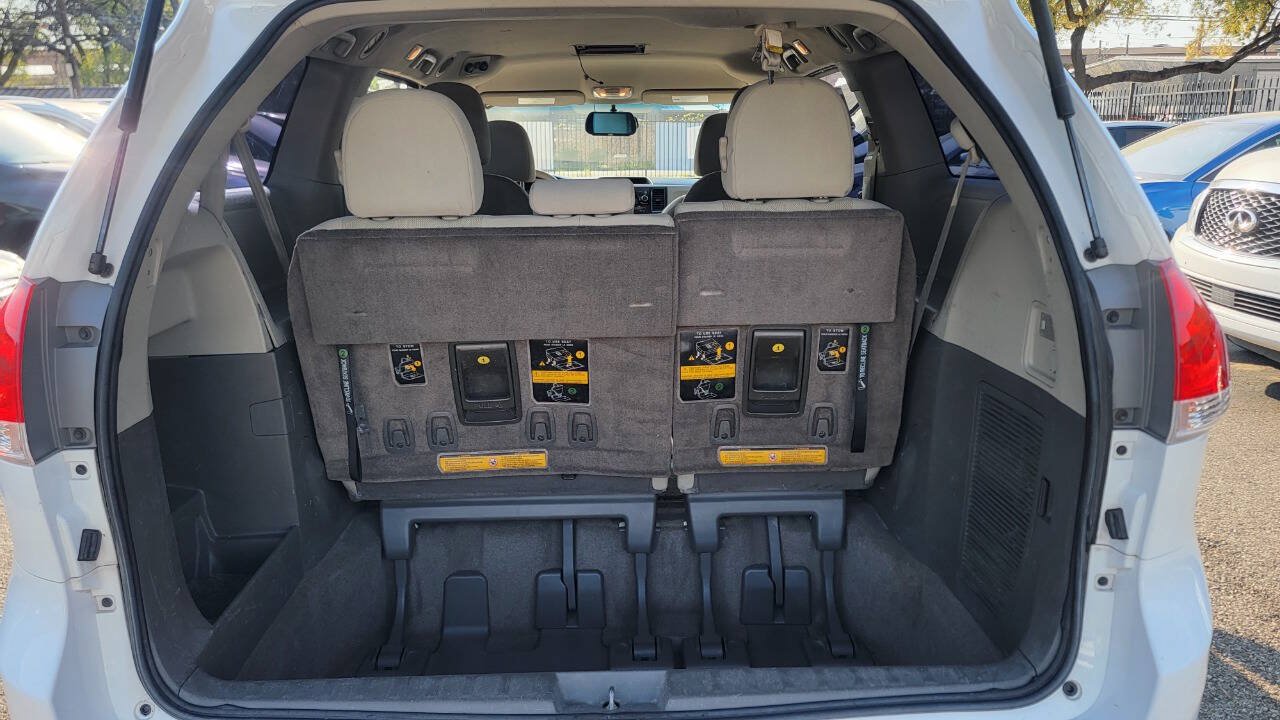 Used 2014 Toyota Sienna L FWD image 15
