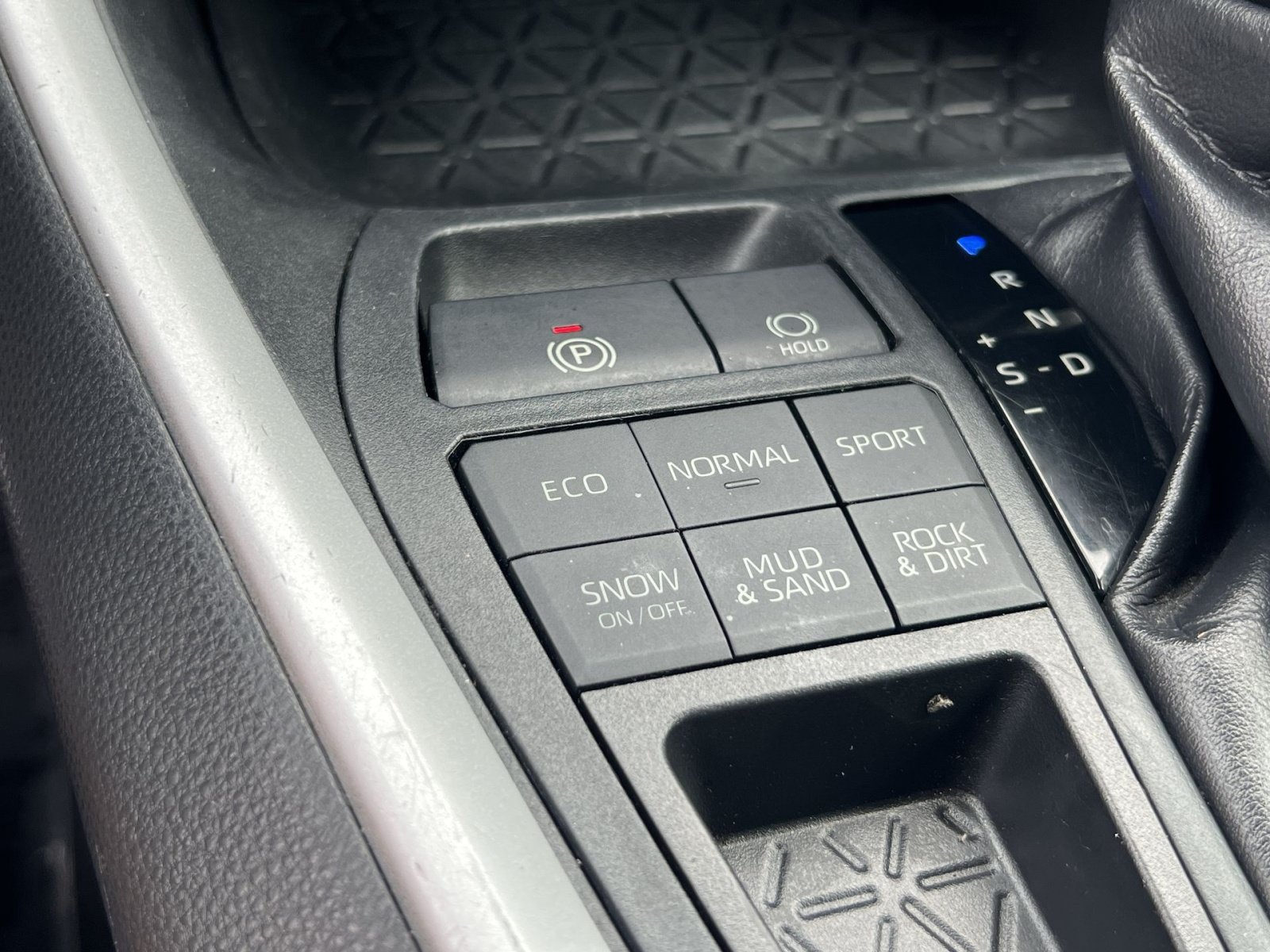 Used 2019 Toyota RAV4 LE AWD/4WD image 32