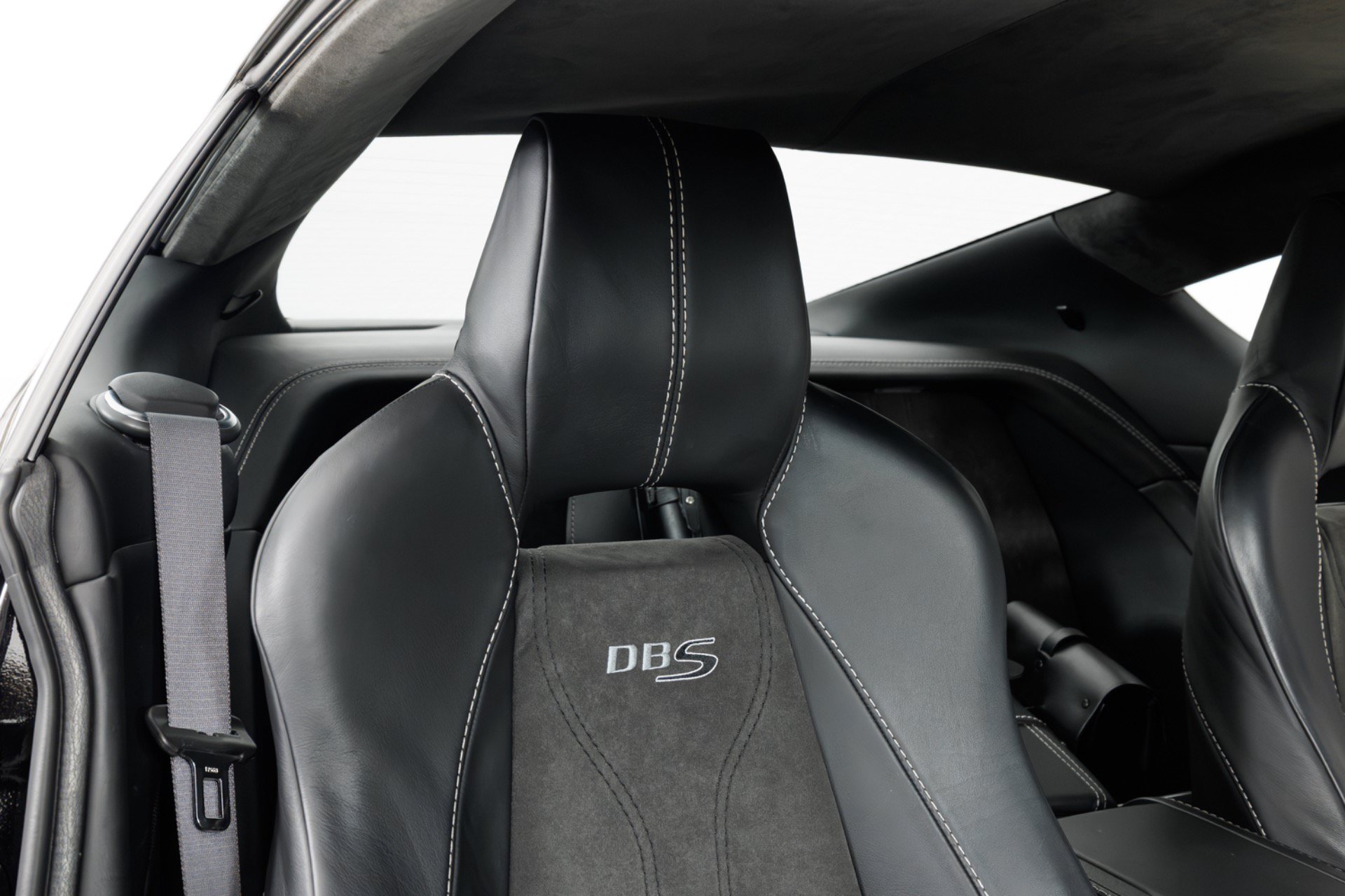 Used 2009 Aston Martin DBS Coupe RWD image 34