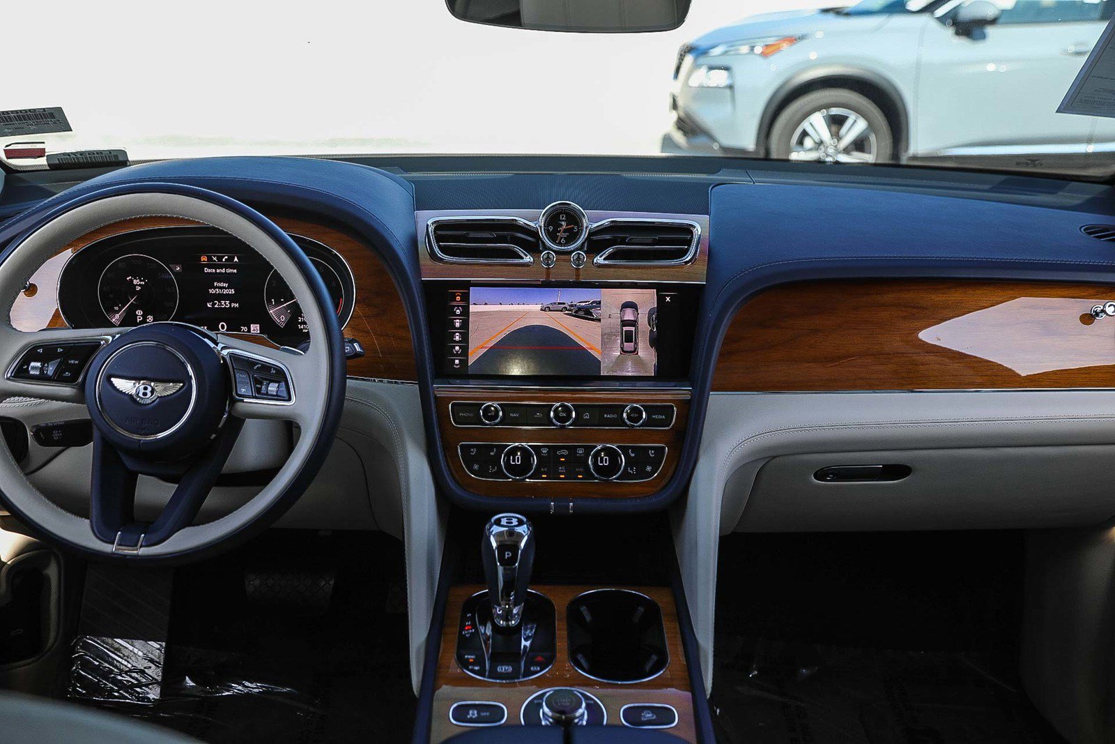 Used 2023 Bentley Bentayga Extended Wheelbase image 13