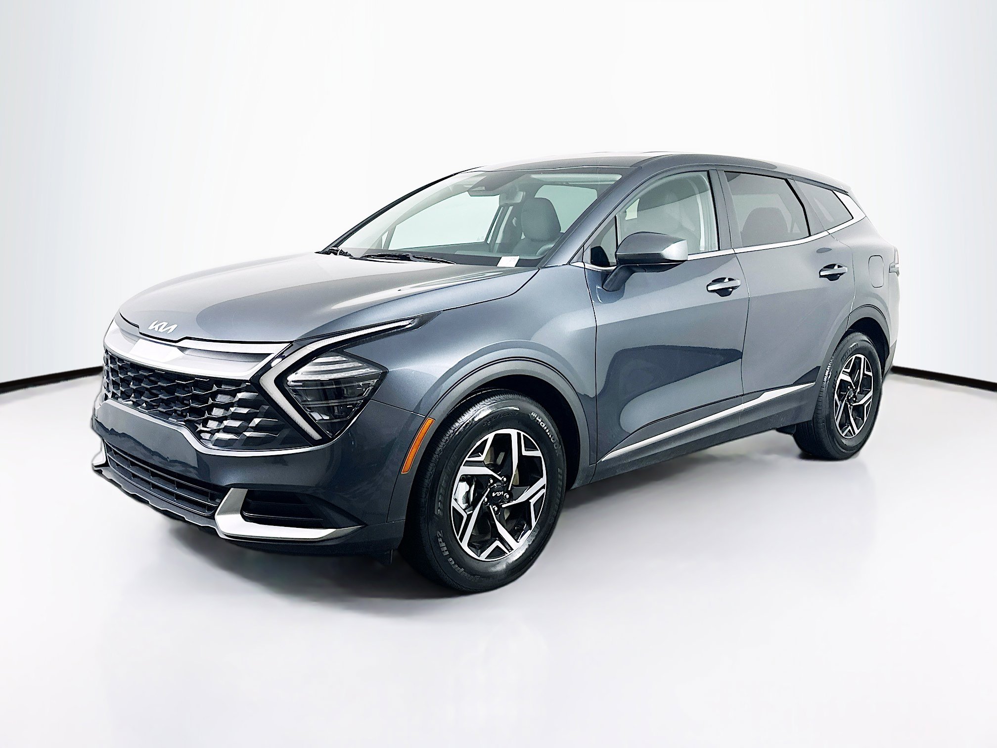 Used 2025 Kia Sportage LX image 3