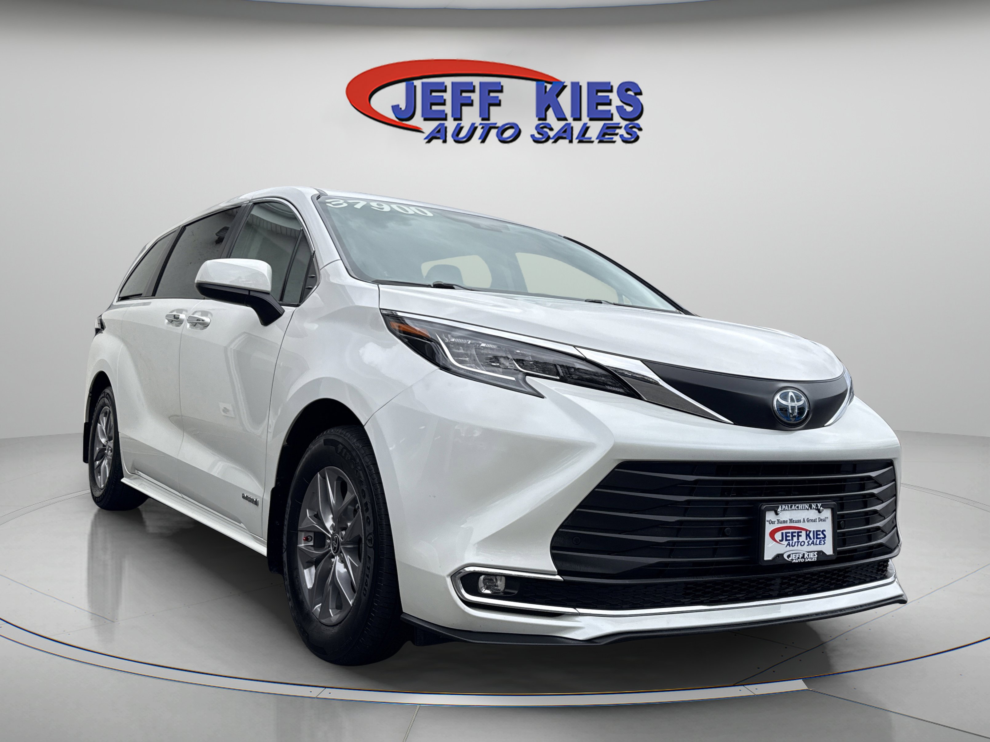 Used 2021 Toyota Sienna XLE w/ XLE Plus Package image 2