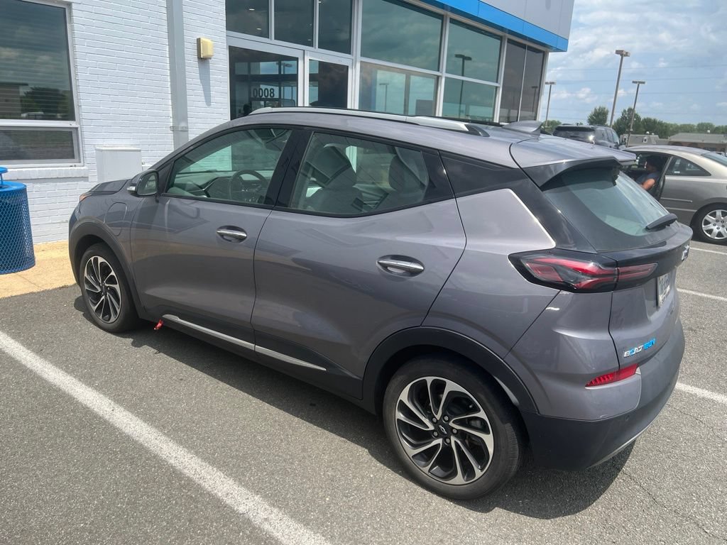 Used 2023 Chevrolet Bolt EUV Premier w/ Sun & Sound Package FWD image 2