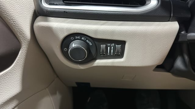 Used 2023 Chrysler Voyager LX FWD image 11