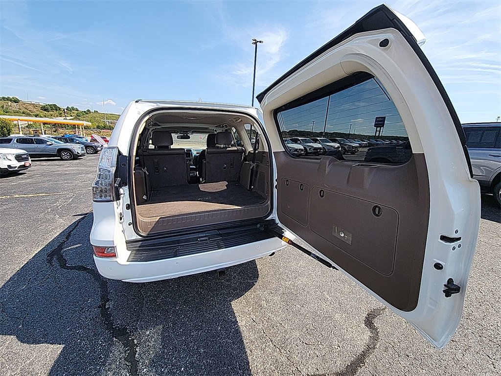 Used 2017 Lexus GX 460 image 32