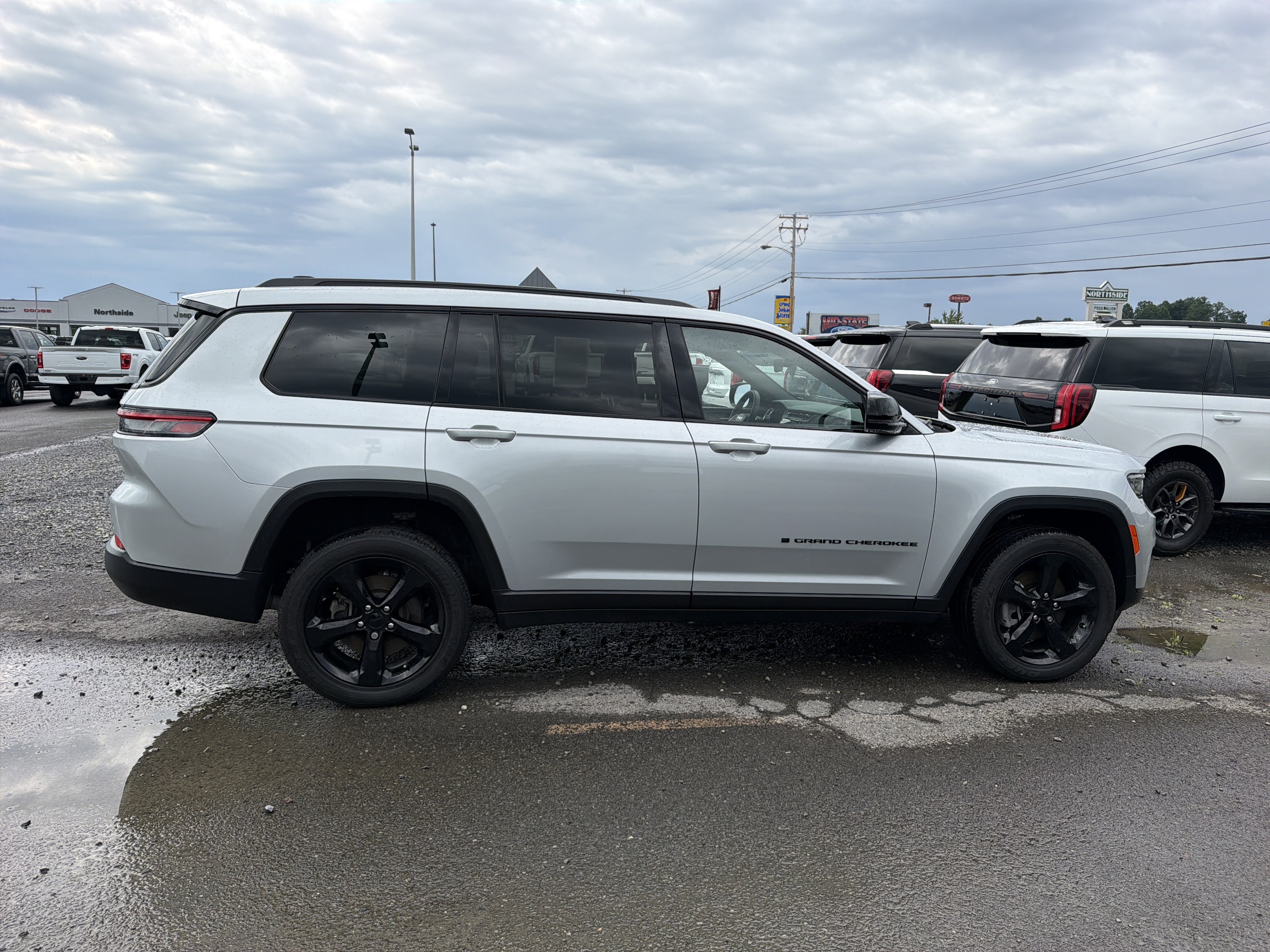 Used 2025 Jeep Grand Cherokee L Altitude AWD/4WD image 3