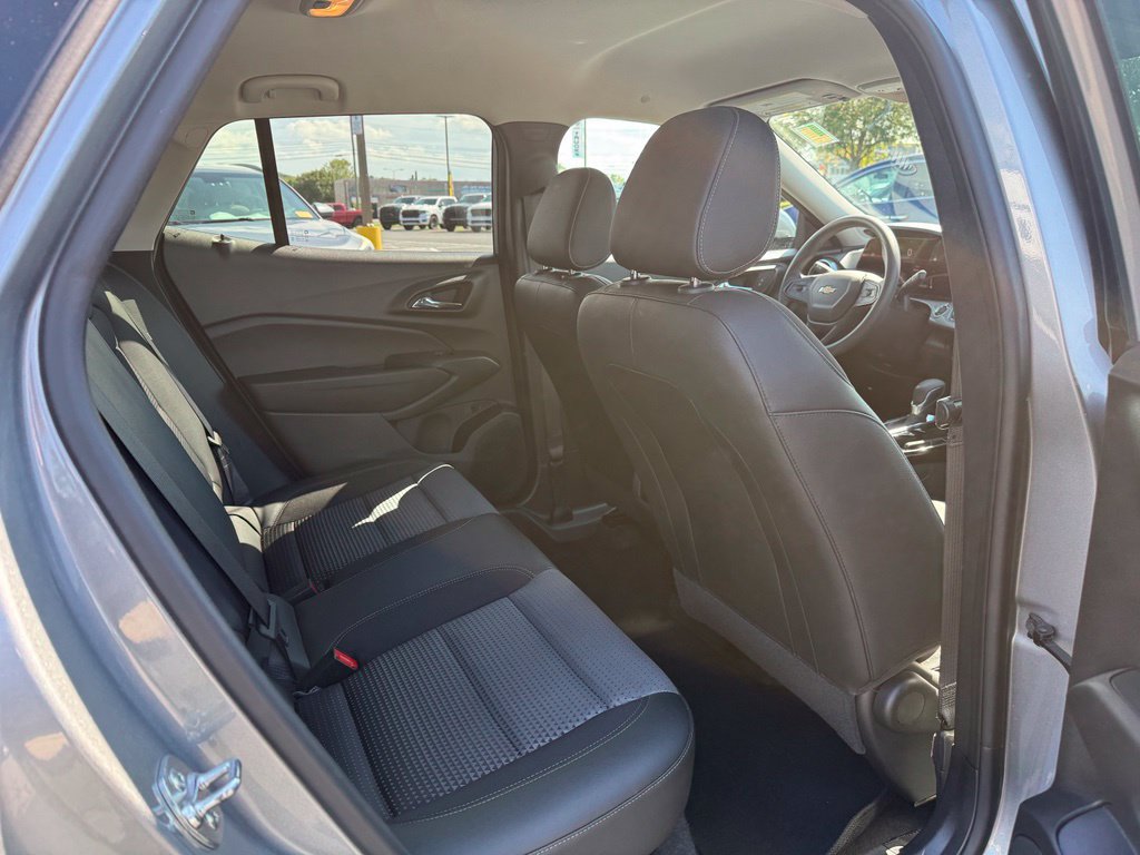 Used 2025 Chevrolet Trax LT FWD image 16