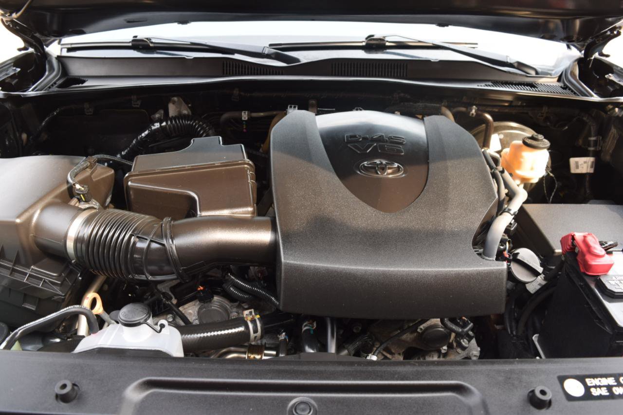 Used 2018 Toyota Tacoma SR5 AWD/4WD image 32