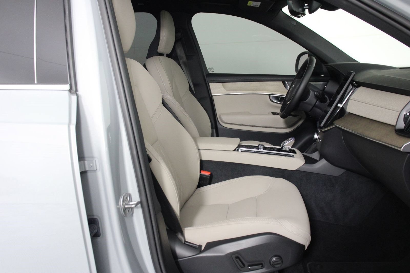 Certified 2026 Volvo XC90 B6 Plus w/ Protection Package Premier AWD/4WD image 29