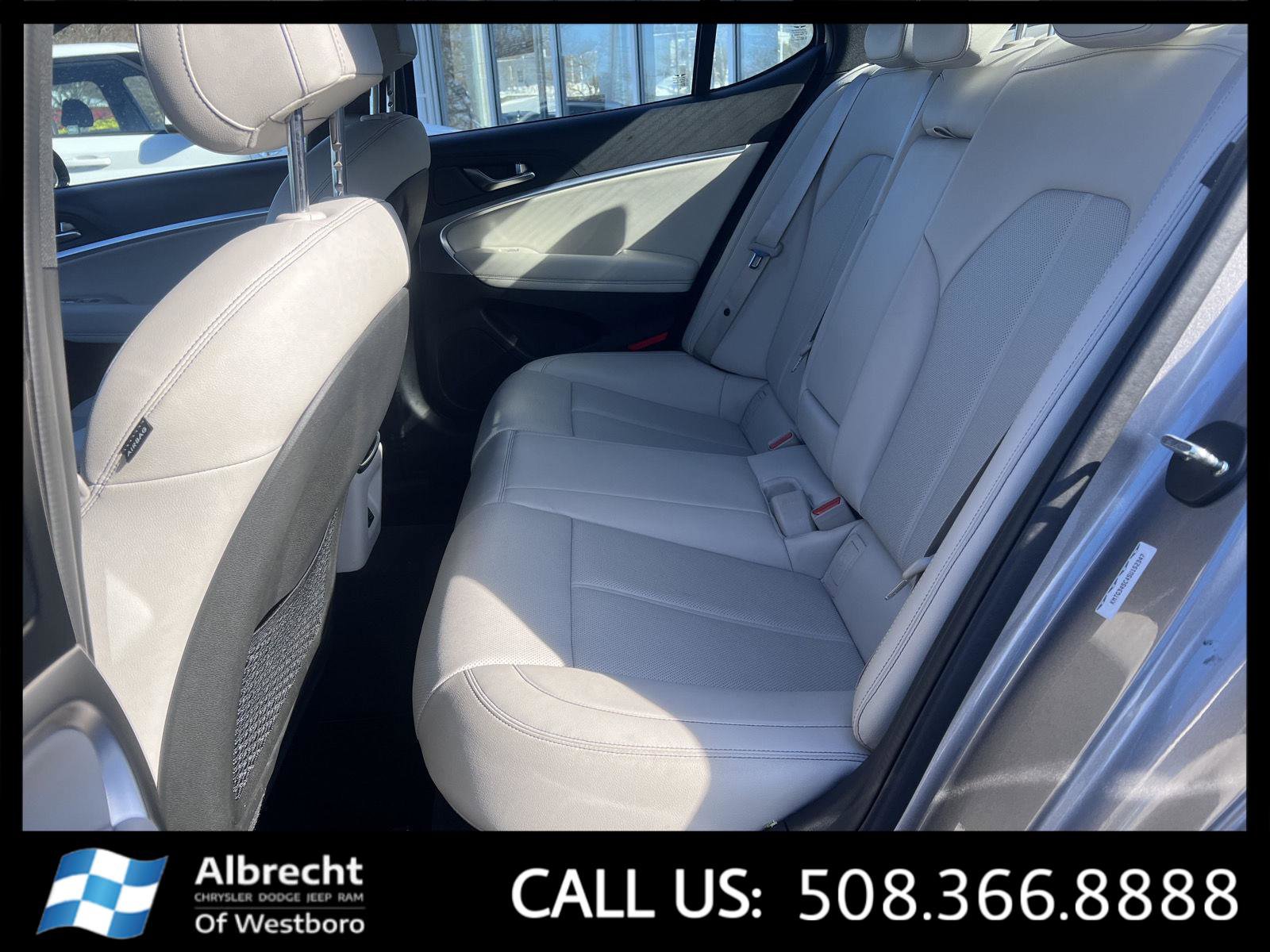 Used 2025 Genesis G70 2.5T image 13