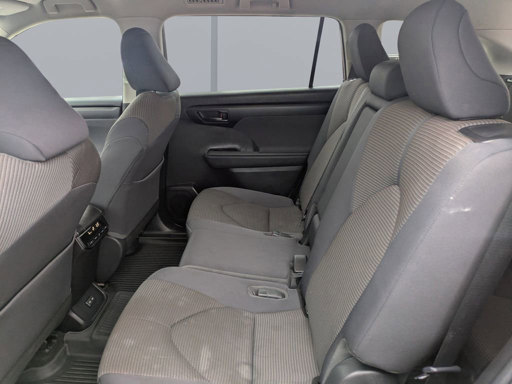 Used 2023 Toyota Highlander LE image 14