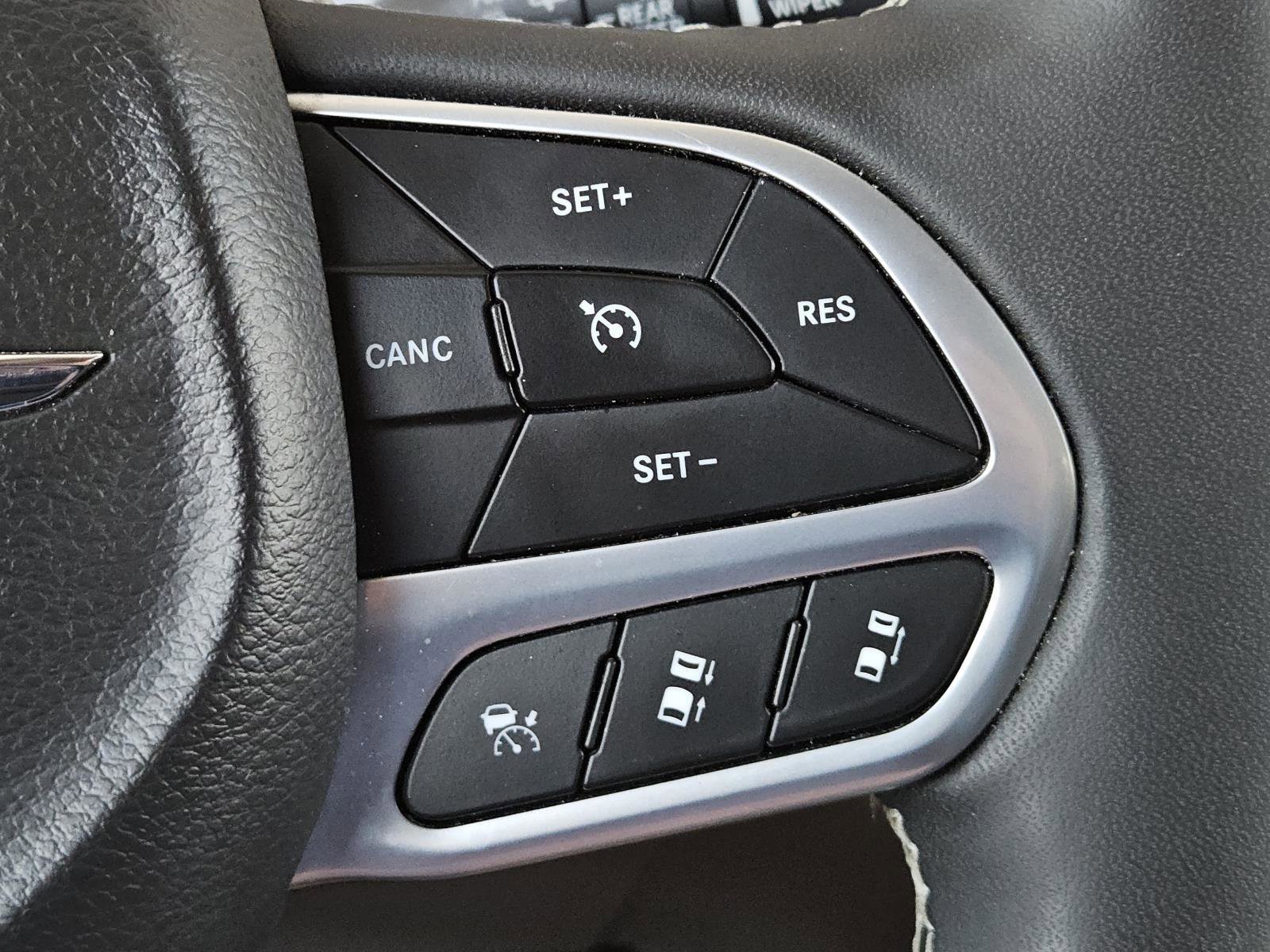 Used 2023 Chrysler Pacifica Touring-L image 18